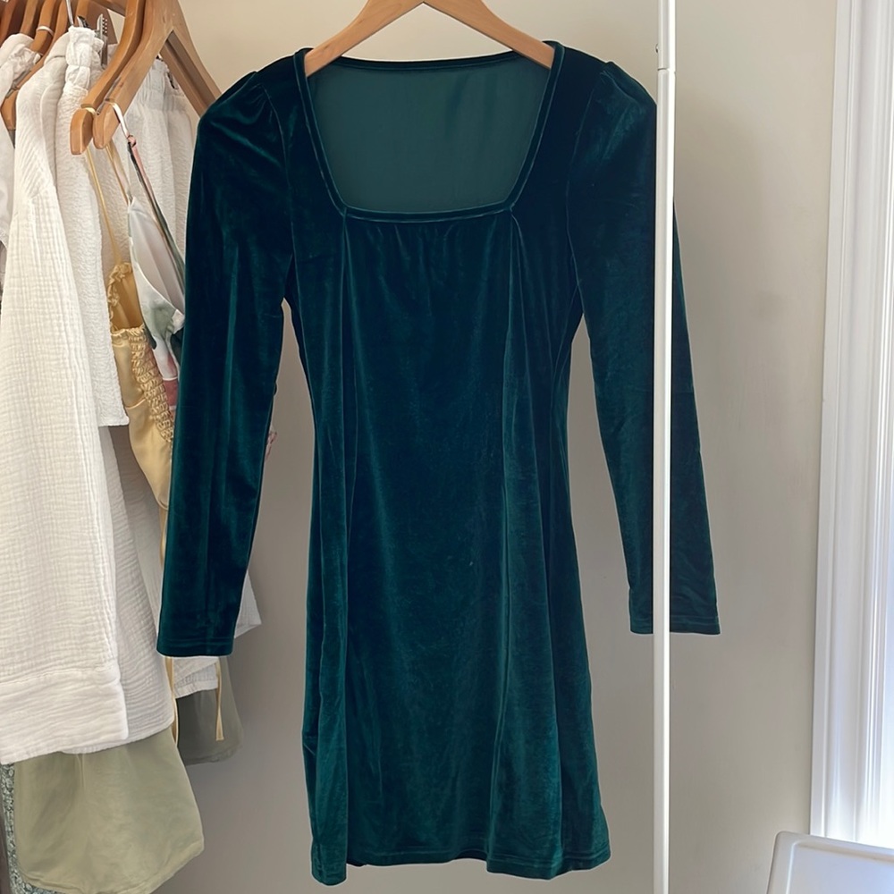 green velvet longsleeve bodycon dress